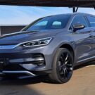 BYD Tan 2024 cinza na diagonal.