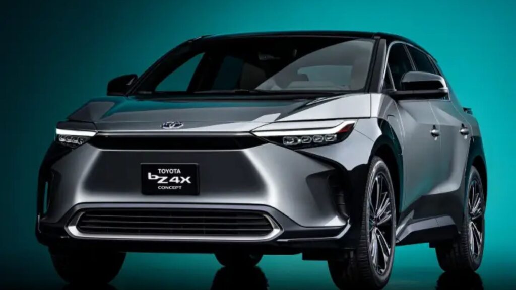 Toyota bZ4X cinza na diagonal em um fundo verde.