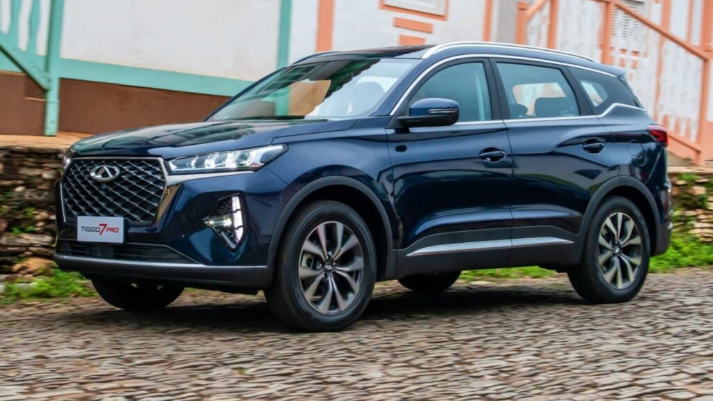 Tiggo 7 azul marinho parado na beirada da estrada.