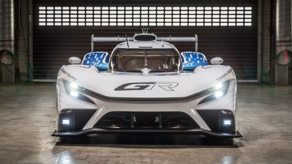 Frente do GR LH2 Racing Concept da Toyota com os faróis acesos.