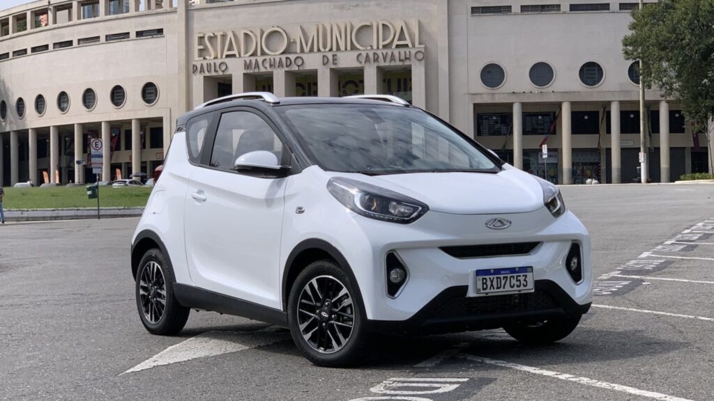 Carro branco elétrico da Caoa Chery na diagonal.