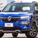 Renault Kwid 2025 azul parado na diagonal.
