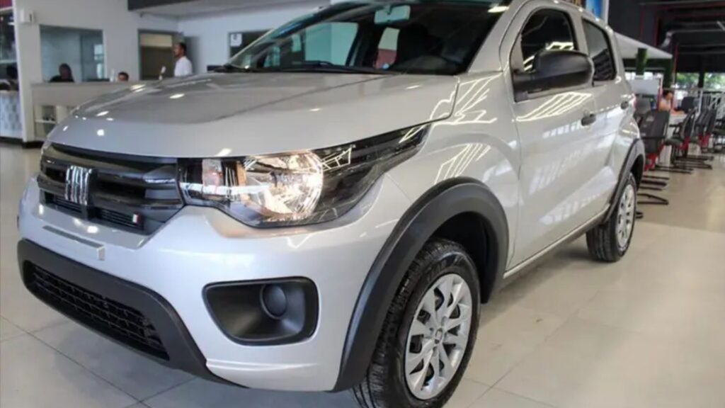 Fiat Mobi 2025 prata na diagonal.