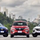 Renault Kwid vermelho de frente parado.