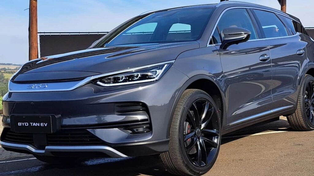 BYD Tan cinza escuro parado na diagonal.