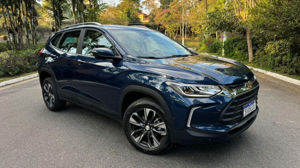Chevrolet Tracker Premier azul marinho na diagonal.