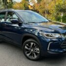 Chevrolet Tracker Premier azul marinho na diagonal.