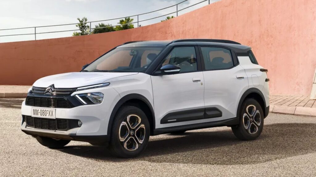 Citroën C3 Aircross branco parado na diagonal com no fundo um muro na cor salmão.