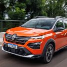 Renault Kardian Premiere Edition laranja na estrada.