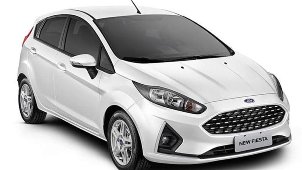 Ford New Fiesta branco na diagonal em um fundo branco.