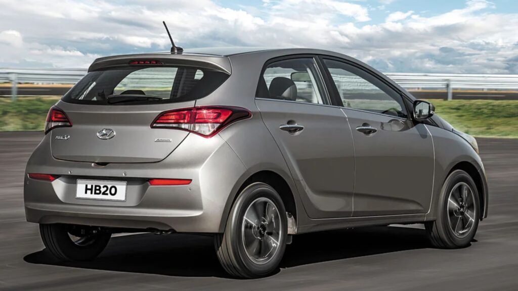 Hyundai HB20 cinza em movimento.