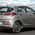 Hyundai HB20 cinza em movimento.