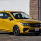 Chevrolet Aveo 2025 amarelo parado na diagonal