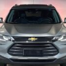 Frente do Chevrolet Tracker cinza.