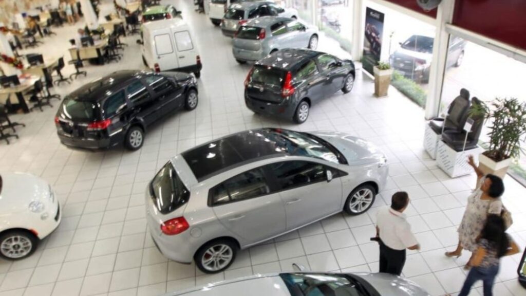 Concessionária de carros.