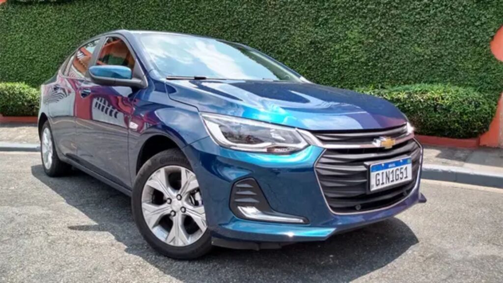 Chevrolet Onix Plus azul na diagonal.