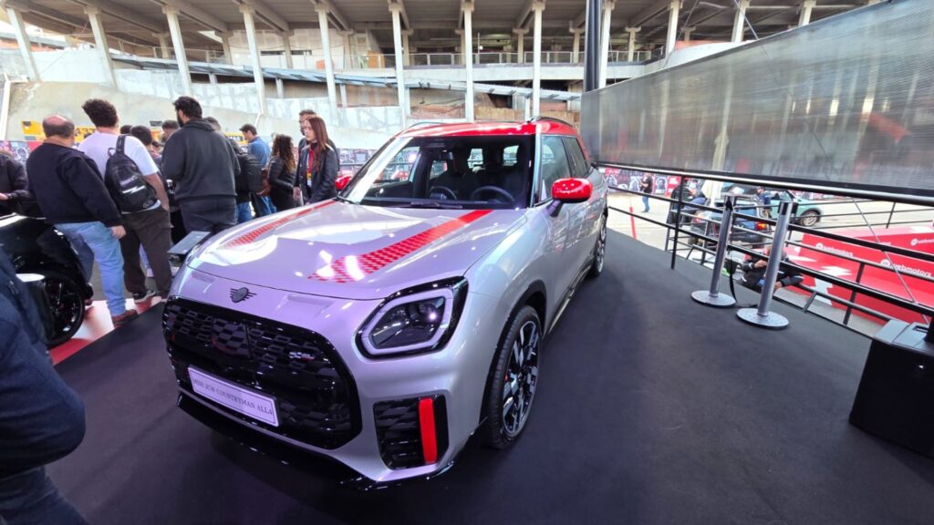 Mini Countryman ALL4 cinza com vermelho no festival de interlagos.