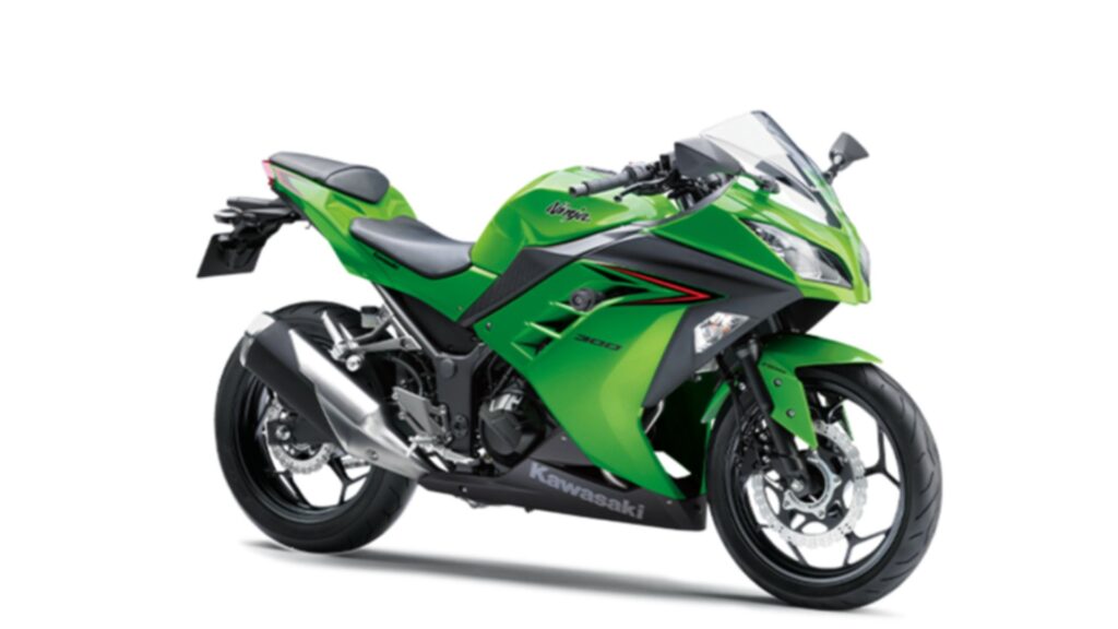 Kawasaki Ninja 300 verde na diagonal.