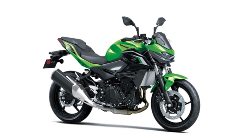 Kawasaki Z500 SE verde na diagonal em um fundo branco.
