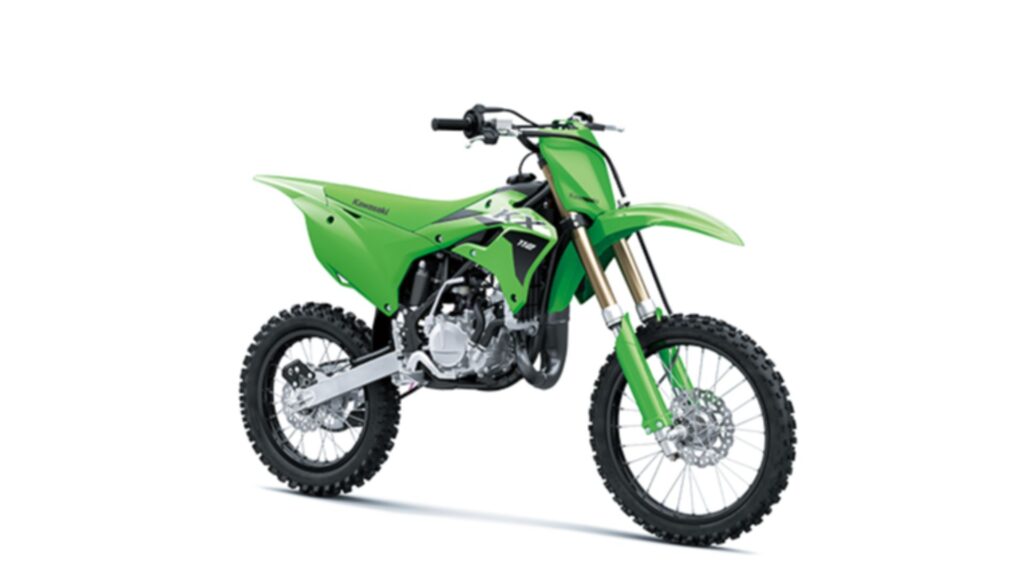 Kawasaki KX112 verde na diagonal no fundo branco.