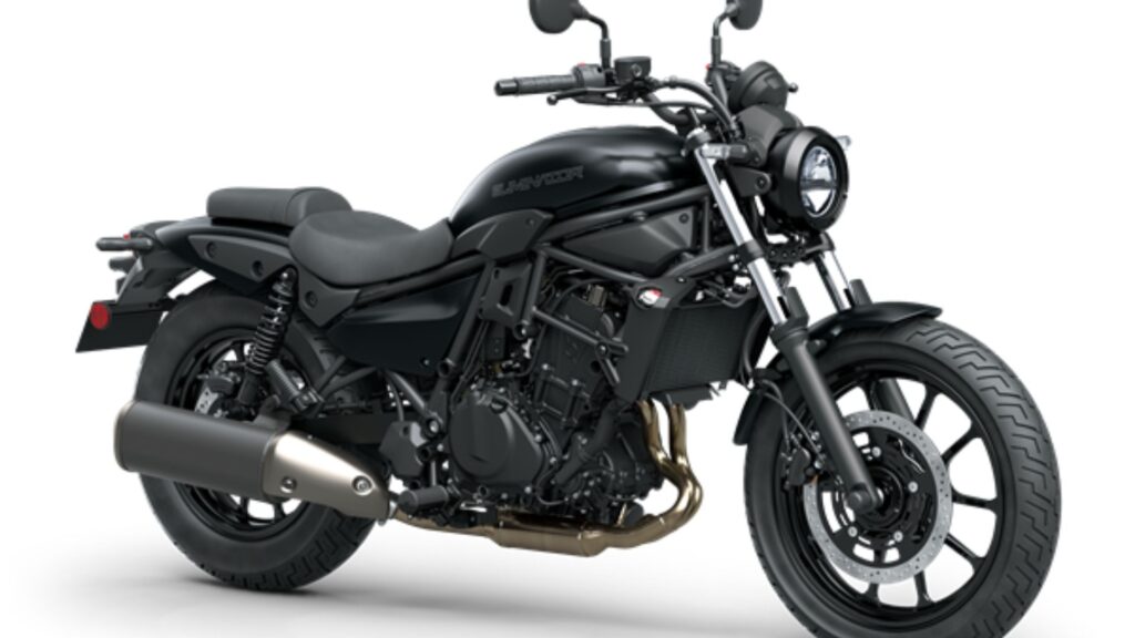 Kawasaki Eliminator 500 preta na diagonal em um fundo branco.