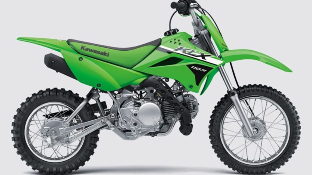 Kawasaki KLX110R verde de lado no fundo branco.