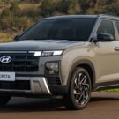 Hyundai Creta cinza parado na diagonal.