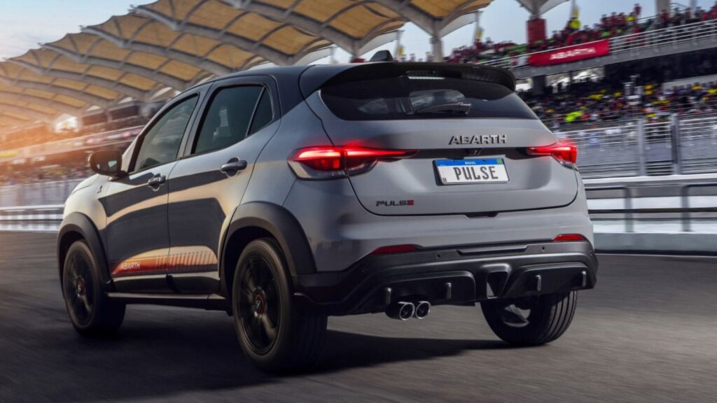 Traseira do Fiat Pulse cinza em movimento.