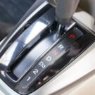 Engatar o P ou a ré com o carro em movimento.