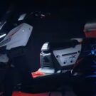 Keeway EZI X Road branco parado na diagonal em um fundo preto.