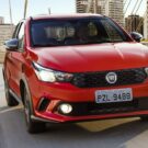 Fiat Argo 1.0 2018 vermelho em movimento de frente em uma ponte.