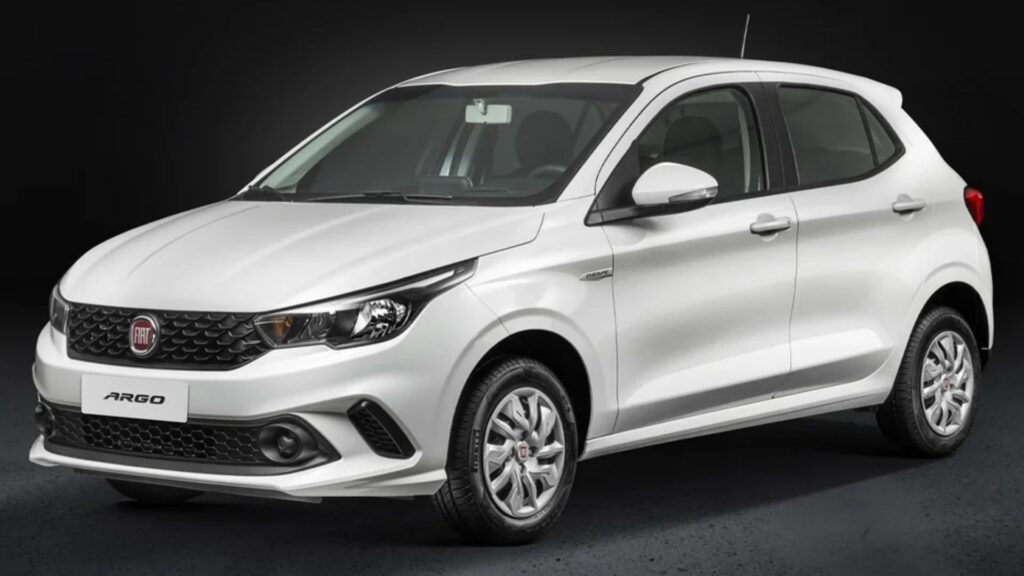 Fiat Argo 1.0 Drive 2018 branco parado na diagonal em um fundo branco.