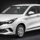 Fiat Argo 1.0 Drive 2018 branco parado na diagonal em um fundo branco.