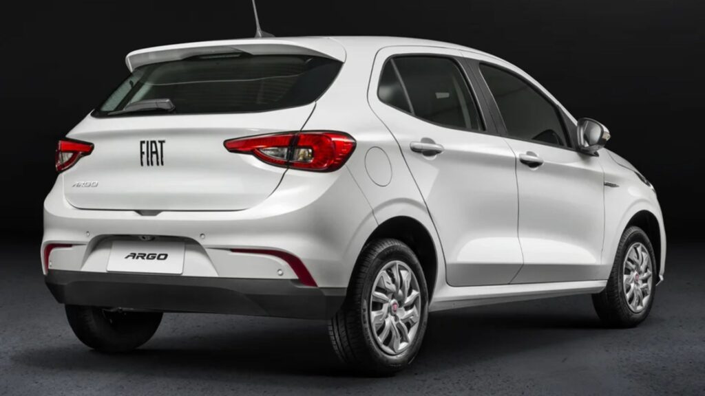 Traseira do Fiat Argo 1.0 Drive 2018 branco parado no fundo branco.