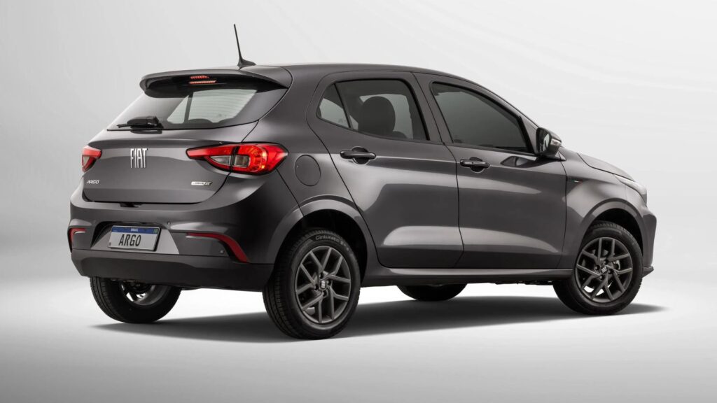 Fiat Argo 2026 cinza na diagonal em um fundo branco.