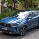 Fiat Fastback azul na diagonal.