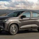 Fiat Fastback cinza escuro em movimento na estrada.