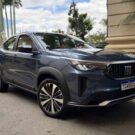 Fiat Fastback azul na diagonal parado.