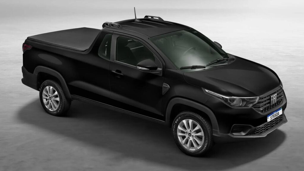 Fiat Strada Freedom 2026 preto na diagonal em um fundo cinza.