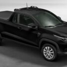 Fiat Strada Freedom 2026 preto na diagonal em um fundo cinza.