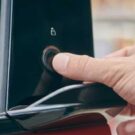 Porta do Mustang Mach-E vermelho sendo aberta por uma pessoa.