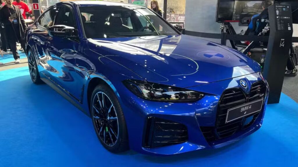 Nova BMW i4 azul parada na diagonal no festival de Interlagos.