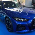 Nova BMW i4 azul parada na diagonal no festival de Interlagos.