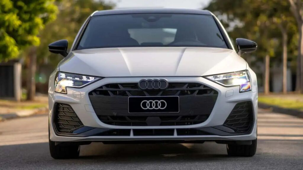 Frente do Audi A3 Sportback 2025 branco.