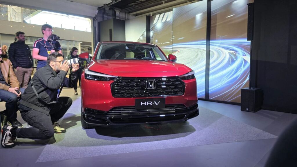 Dianteira do Honda HR-V 2026 vermelho em uma exposição.