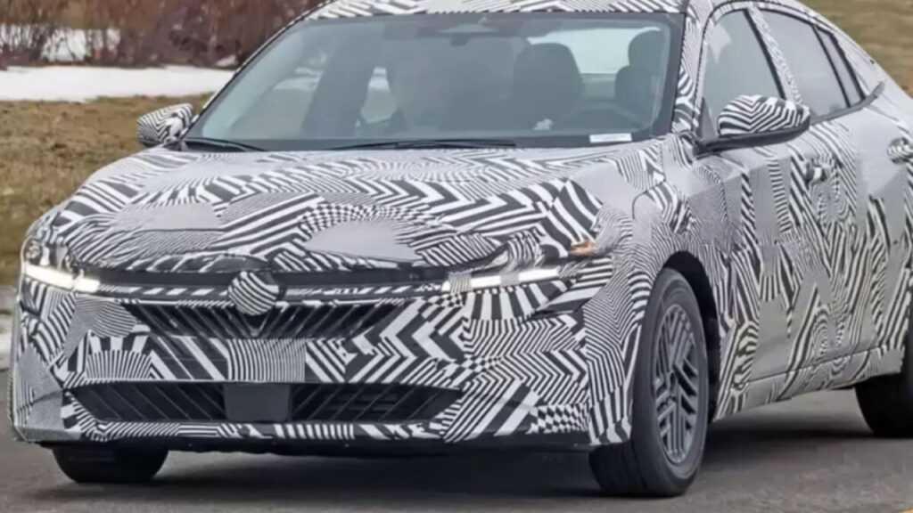 Frente do Nissan Sentra 2026 camuflado nas ruas.
