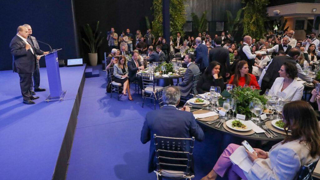 Várias pessoas reunidas em um evento da GDF.