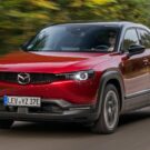 Mazda MX-30 R-EV VERMELHO NA ESTRADA.