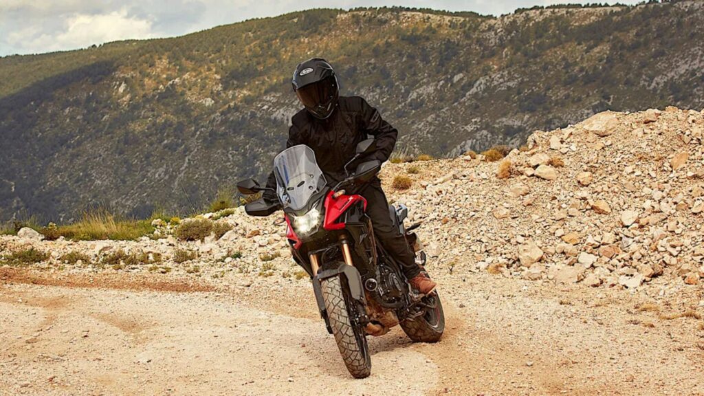 Honda CB 500X vermelha na estrada de terra.