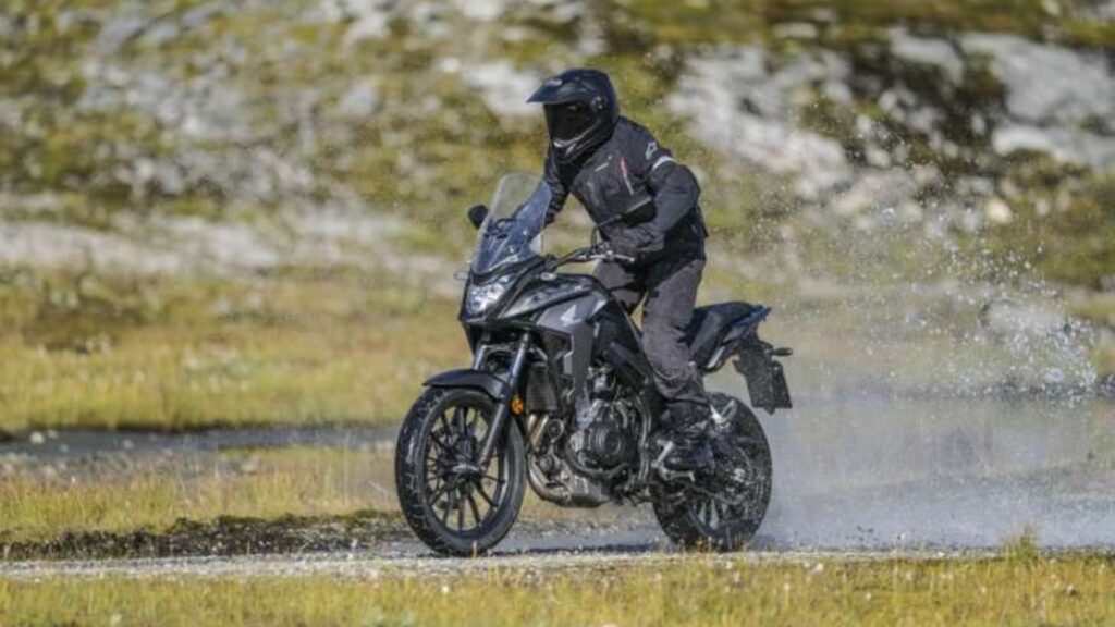 Honda CB 500X na chuva.